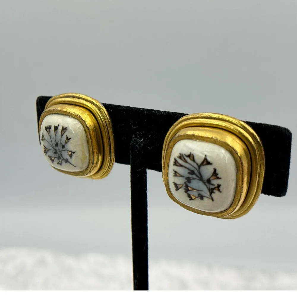 Vintage 1960s–70s White Enamel Floral Screw-Back‎ Earrings Gold Tone